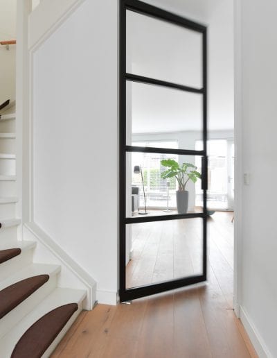 Enkele zwarte taatsdeur