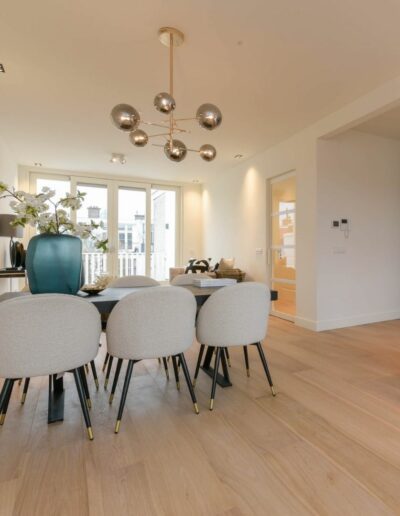 Witte stalen deuren in een licht interieur