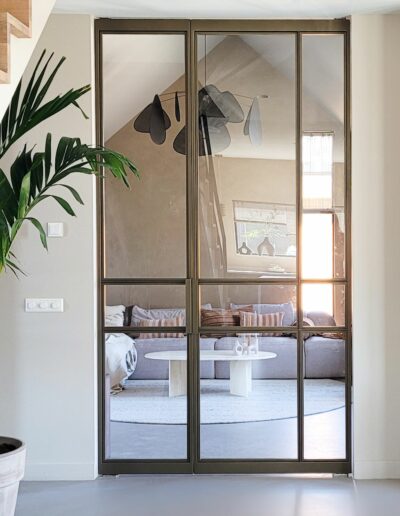 Taatsdeur met half paneel in Skygate Metallic Brons