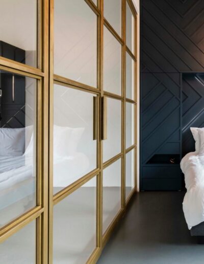 Stalen pui in de slaapkamer in Edel Messing