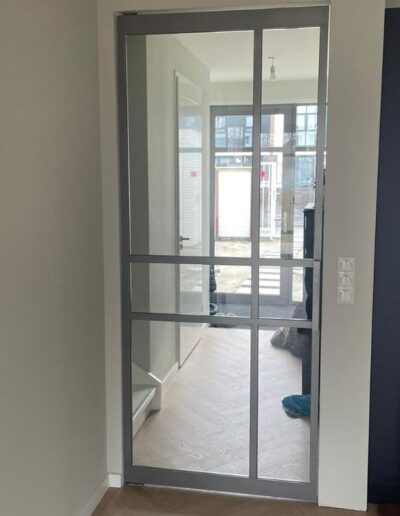 Stalen deur in grijs aluminium