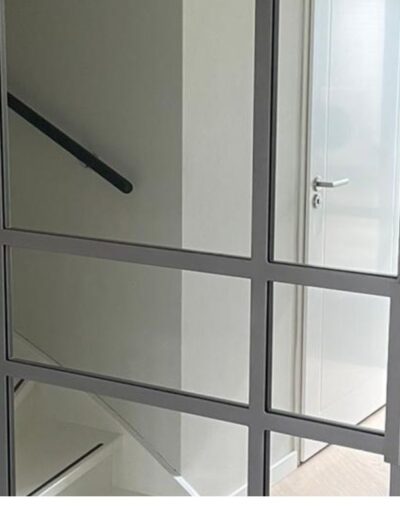 Grijze stalen deur in detail