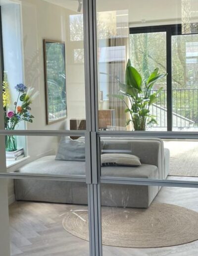 Grijze stalen deur in RAL-afwerking