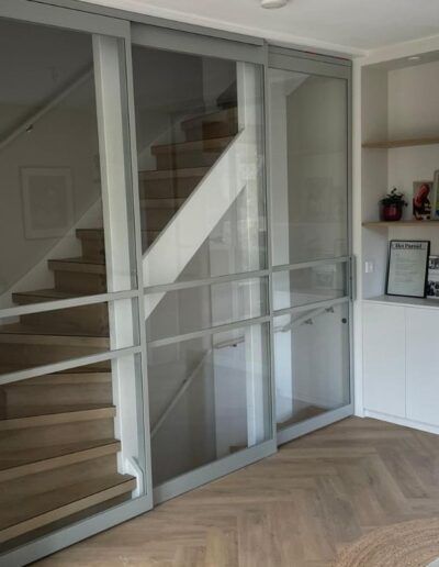 Warm licht grijs stalen deur