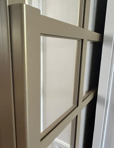 Gouden stalen binnendeur in detail