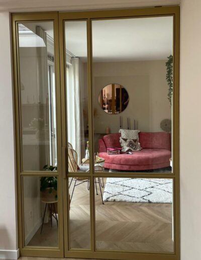Gouden pui met stalen binnendeuren