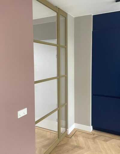 Strak interieur met gouden taatsdeur