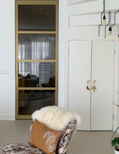 Klassiek interieur met gouden stalen deur