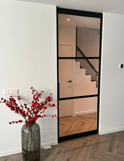 Zwarte enkele stalen taatsdeur