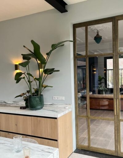 Messing stalen deuren in de woonkamer