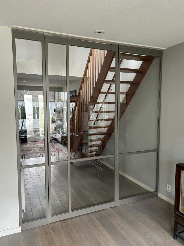 skygate stalen wand met taatsdeur metallic grijs trapafsluiting stalen deur met glas op maat hal