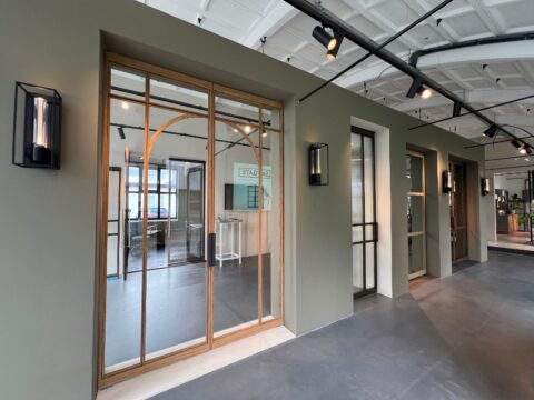 Skygate Angels met licht eiken houtafwerking