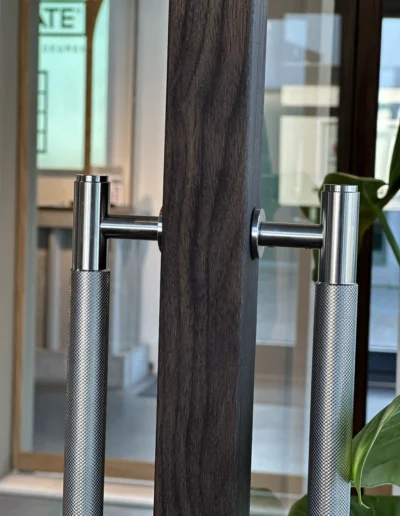 Stalen deur met notenhout look en handgreep