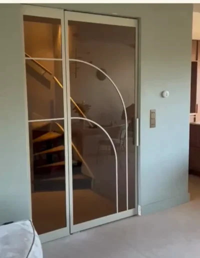 Entreedeur uit de Flow collectie in kiezelgrijs