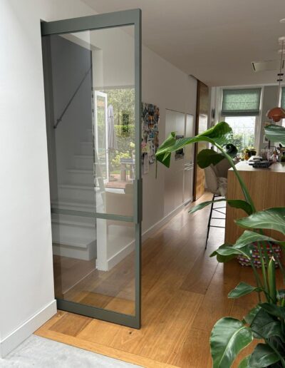 stalen taatsdeur skygate ral7009 grijs groen open stand keuken licht tuin