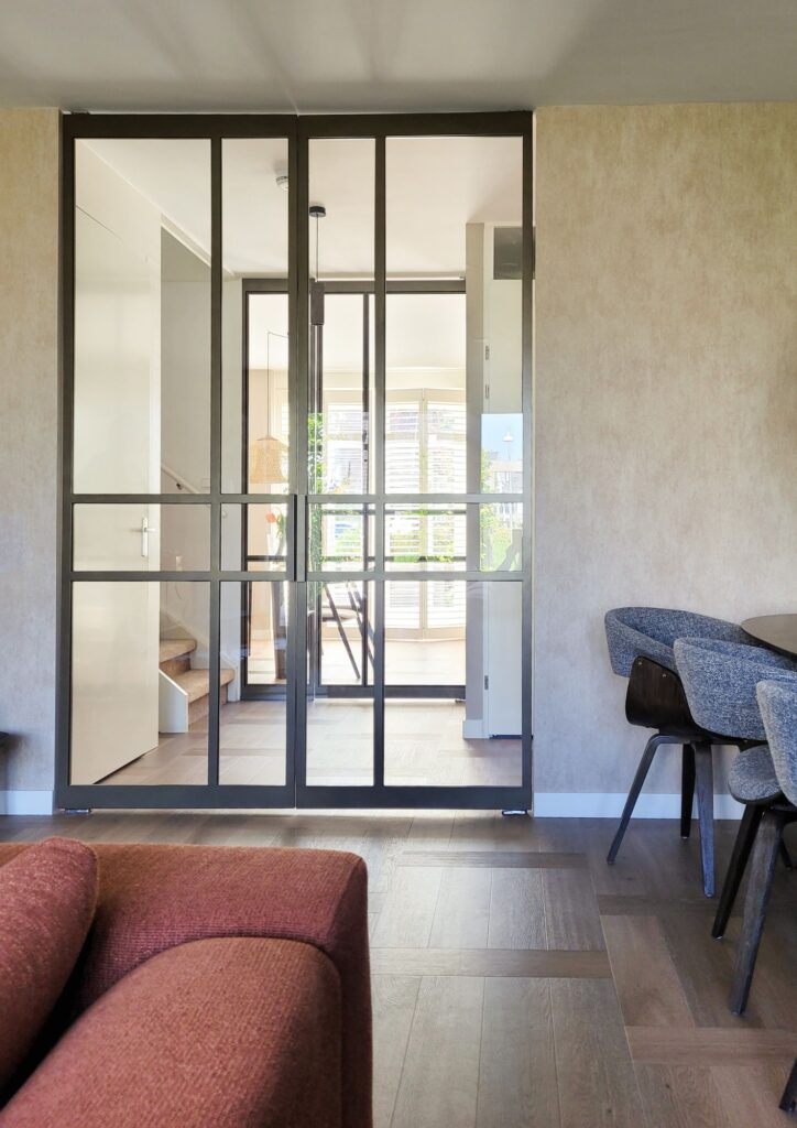 dubbele stalen taatsdeuren skygate met glas tussen woonkamer en hal doorkijk trap