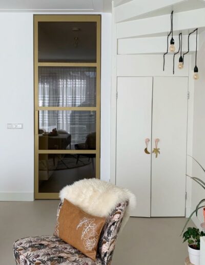 Bruin getint glas in een enkele taatsdeur