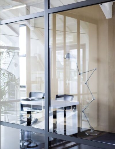 Grijs getint rookglas in een stalen deur