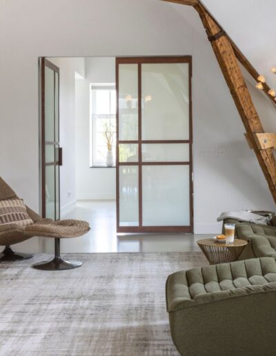 Stalen taatsdeuren met melkglas