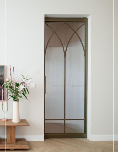 Skygate ronde stalen deuren met ribglas en bronzen afwerking