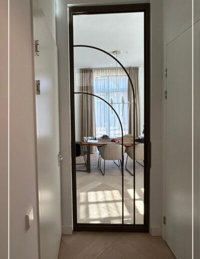 Stalen deuren met ronde bogen in de hal