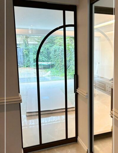 Stalen schuifdeur met glas en ronde vormen uit de Flow Collectie
