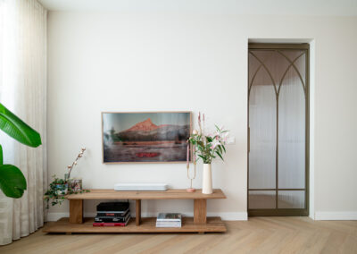 Skygate Flow – overzichtsfoto van stalen deur in metallic bonded bronze met geribbeld glas