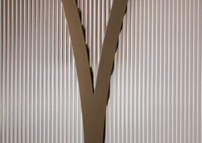 Skygate Flow – detail van ribglas en metallic bonded bronze afwerking van stalen deur