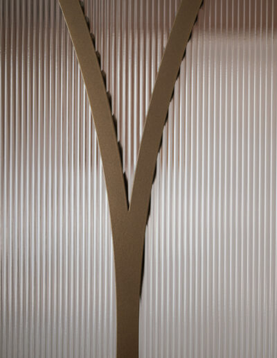 Skygate Flow – detail van ribglas en metallic bonded bronze afwerking van stalen deur