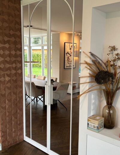 Dubbele witte stalen taatsdeuren met helder glas