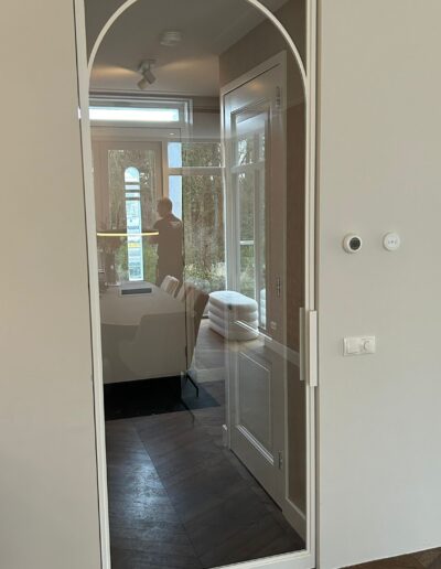 Skygate witte taatsdeuren met boogvorm en helder glas, Flow 5 design.