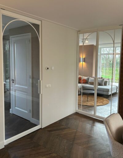 Witte ronde stalen binnendeur uit de Skygate Flow collectie, RAL 9016 met helder glas en organische vormen.