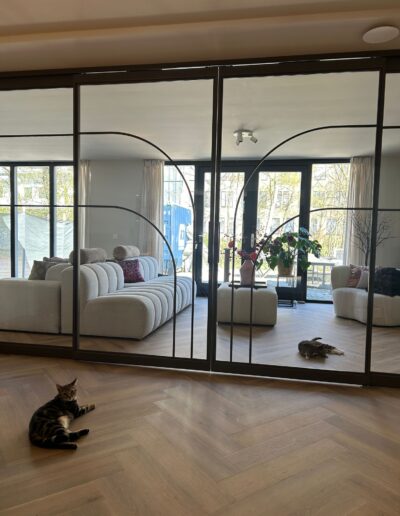 Skygate stalen schuifdeur met helder glas, lichtdoorlatend maatwerkontwerp met slanke profielen en moderne uitstraling.