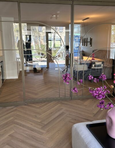 Skygate stalen scheidingswand met ronde vormen en glas, organisch maatwerkdesign.