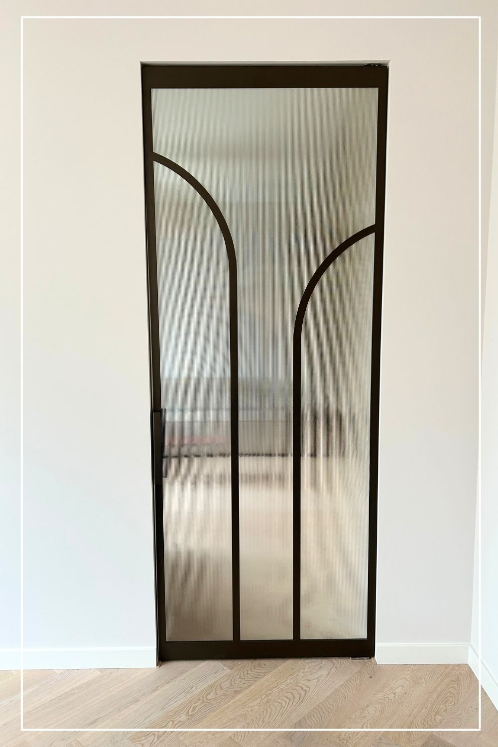 Maatwerk stalen taatsdeur met helder en structuurglas – Skygate