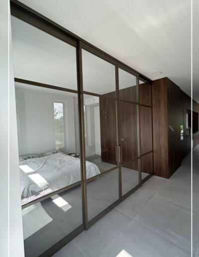 Metallic brown stalen schuifpui van Skygate Classic in slaapkamer.