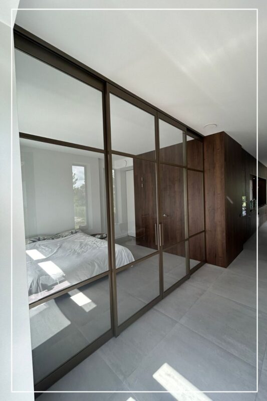 skygate-maatwerk-metallic brown-stalen-schuifpui-slaapkamer