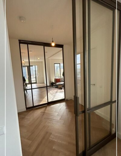 Maatwerk metallic stalen schuifdeuren van Skygate – Classic model 7, design schuifdeuren met glas als halafsluiting.