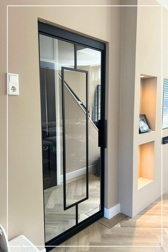 Maatwerk zwarte stalen deur van Skygate – eigen design stalen deur met glas voor de woonkamer in moderne stijl.