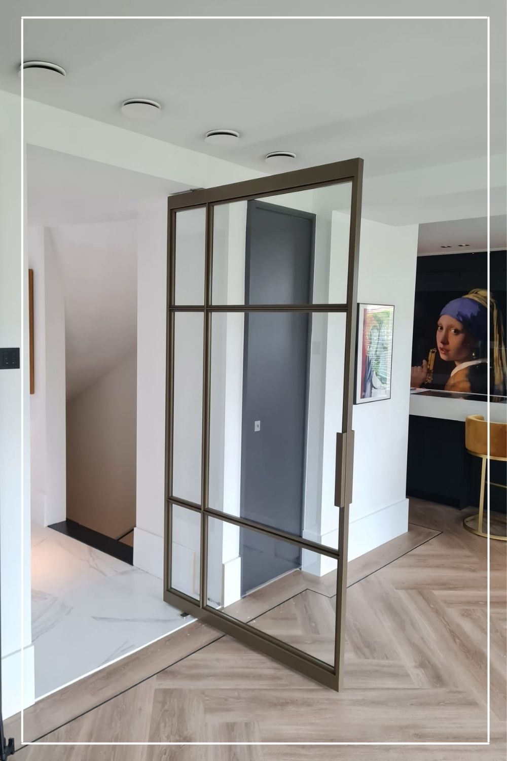 Maatwerk bronzen stalen deur van Skygate – Classic model 61, design stalen deur met glas voor een stijlvolle keuken.