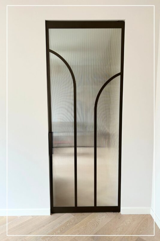 skygate-maatwerk-stalen-deur- geribbeld glas