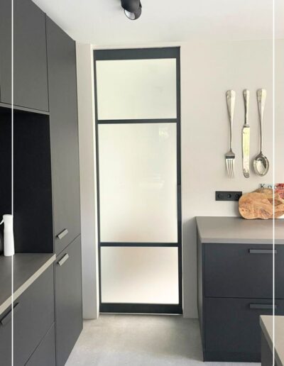 Stalen deur van Skygate Classic model 6 met melkglas tussen hal en bijkeuken.