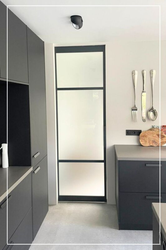 skygate-maatwerk-stalen-deur-hal-bijkeuken