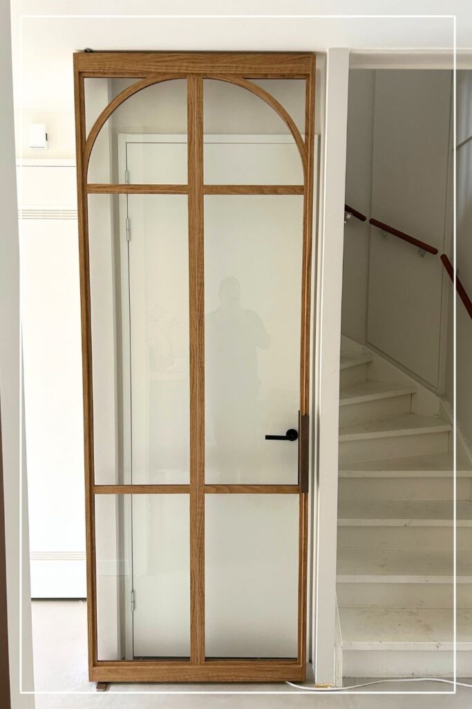 Maatwerk stalen deur met houten details – Skygate Naturals, eigen design met ronde bogen en natuurlijke uitstraling.