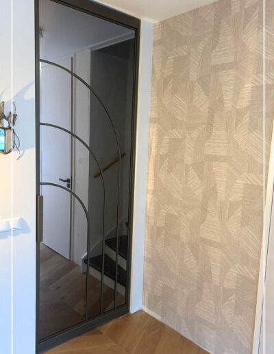 Maatwerk stalen deur met drie bogen – Skygate eigen design in metallic brons, design stalen deur met glas en ronde vormen.