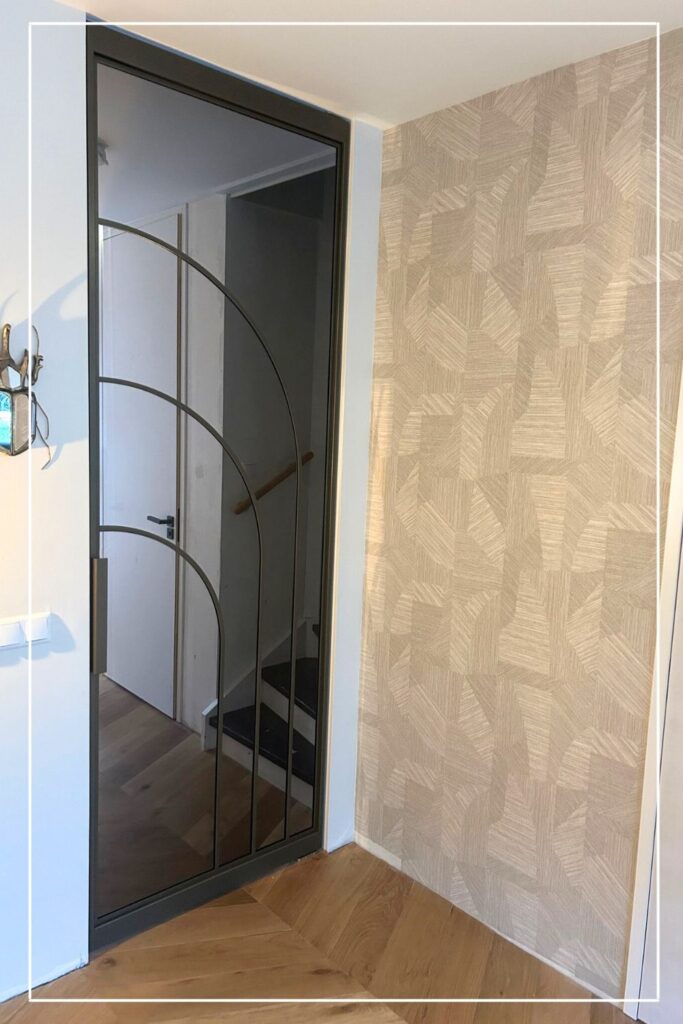 Maatwerk stalen deur met drie bogen – Skygate eigen design in metallic brons, design stalen deur met glas en ronde vormen.