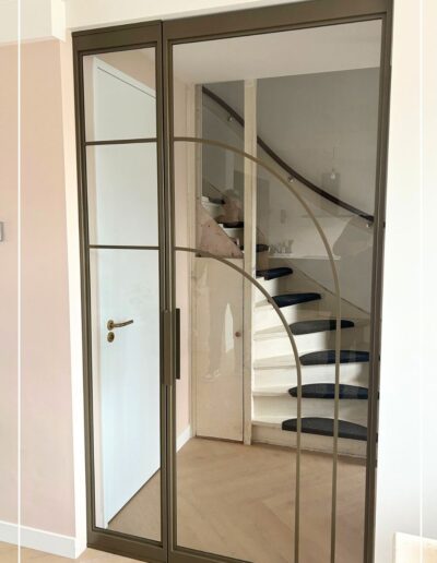 Stalen deur met vast paneel en ronde boog – Skygate Flow model 11 in brons