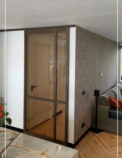 Maatwerk stalen schuifdeur in metallic brons – Skygate Classic model 7, design stalen deur met glas tussen keuken en hal.