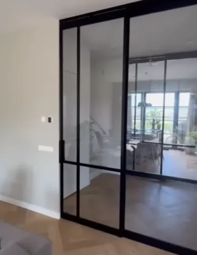 Maatwerk stalen schuifdeuren van Skygate – Classic model 7, elegante afsluiting van de hal met glas.