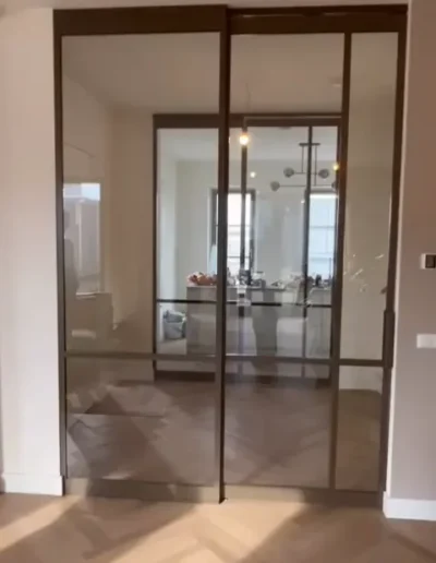 Maatwerk stalen schuifdeur met zijpaneel van Skygate – Classic model 7, elegante halafsluiting met glas.